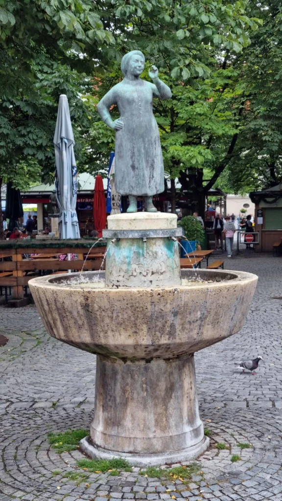 Liesl-Karlstadt-Brunnen auf dem Viktualienmarkt