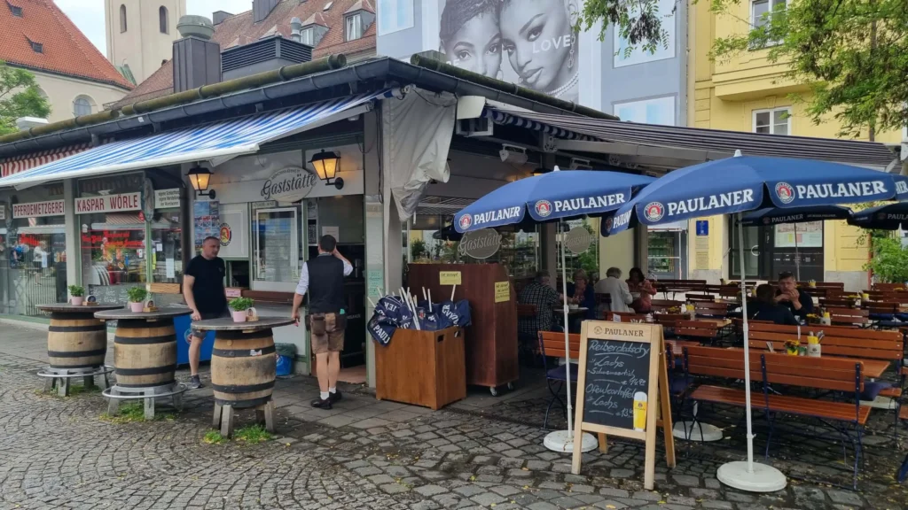 Bild von Münchens kleinster Gaststätte auf dem Viktualienmarkt