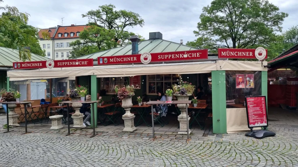 Bild vom Stand der Münchner Suppenküche auf dem Viktualienmarkt